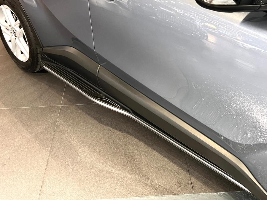 CH-R HYBRID - Image 4
